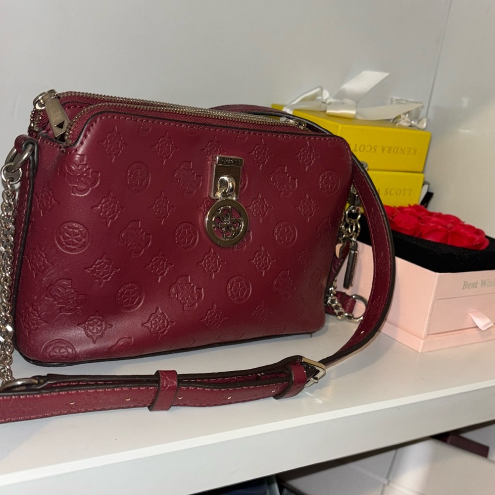 Beautiful leather GUESS bag great condition.